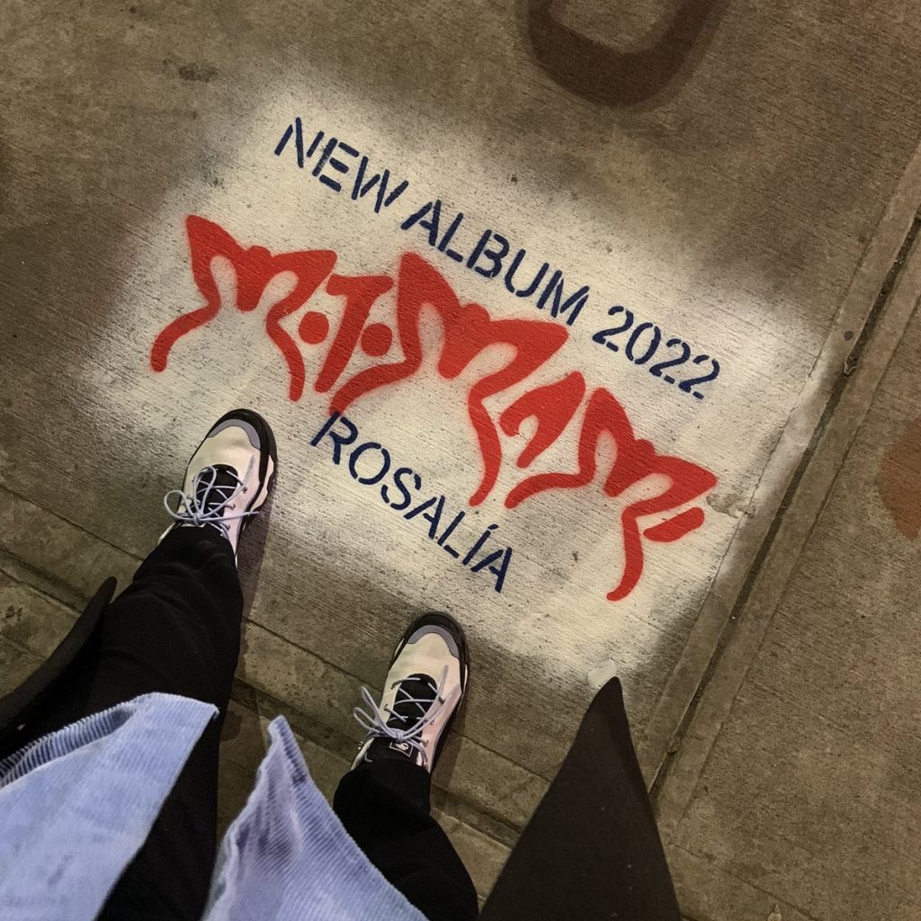 Grafiti con el logotipo de Motomami en una ciudad