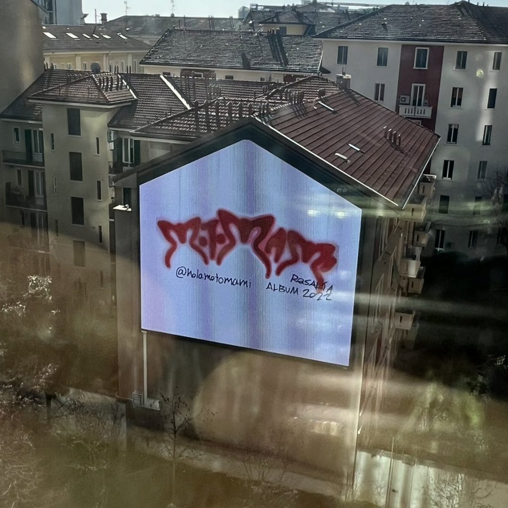 Grafiti rojo de Motomami en la calle
