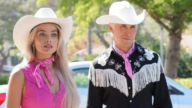 Barbie y Ken con sombreros vaqueros y ropa rosa en la película Barbie