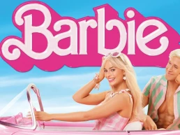 Póster de la película Barbie con el logotipo rosa y los protagonistas en un descapotable