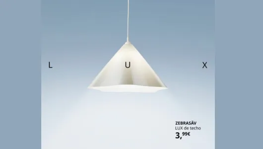 Publicación de IKEA que imita la portada de LUX de Rosalía con la lámpara ZEBRASÄV