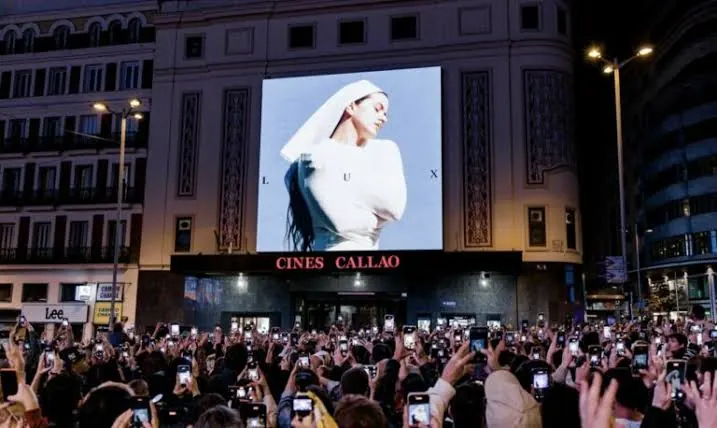 Fans grabando el anuncio de LUX de Rosalía en Callao, Madrid