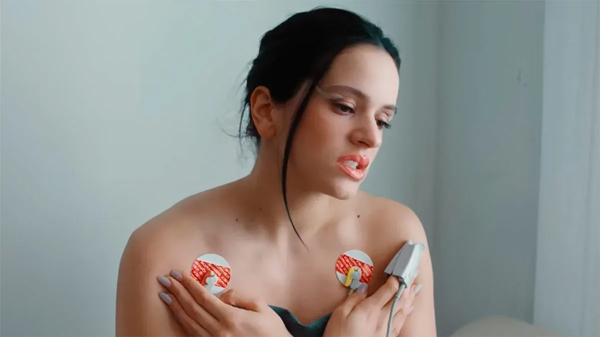 Rosalía en un fotograma de un vídeo de la era LUX