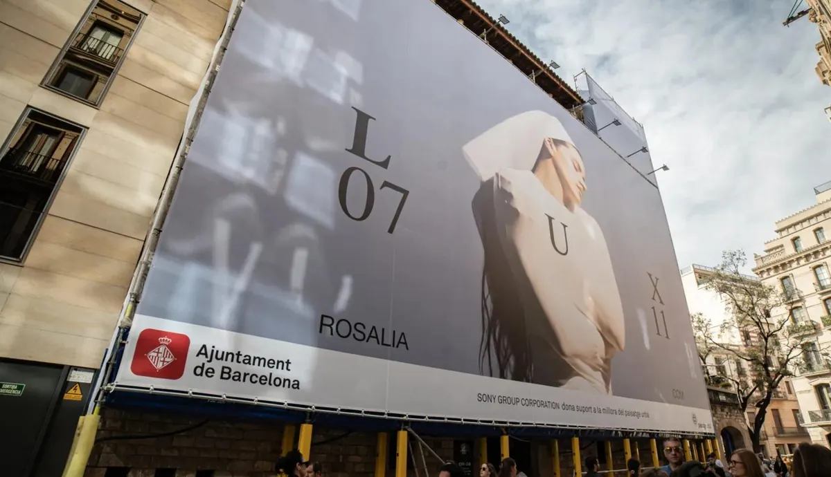 Lona gigante de LUX de Rosalía en un edificio de Barcelona