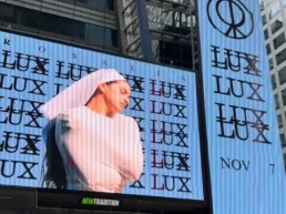 Pantalla de Times Square anunciando LUX de Rosalía