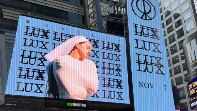 Pantalla de Times Square anunciando LUX de Rosalía