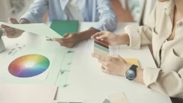 Equipo de diseño trabajando con paletas de color para definir el tono de voz de una marca