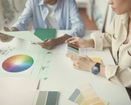 Equipo de diseño trabajando con paletas de color para definir el tono de voz de una marca
